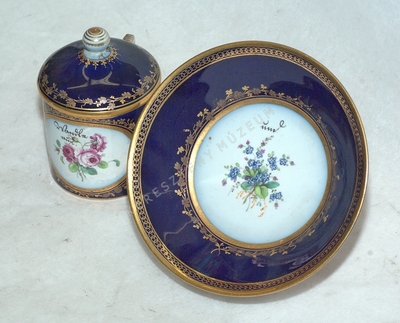 Tejszínes csésze, fedéllel és tá...