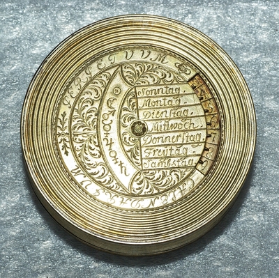 Snuffbox with perpetual calendar