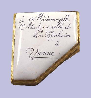 Envelope form snuffbox