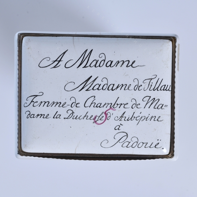 Envelope-shaped snuffbox