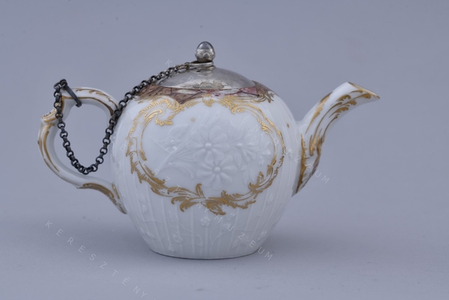 Coffee pot with lid