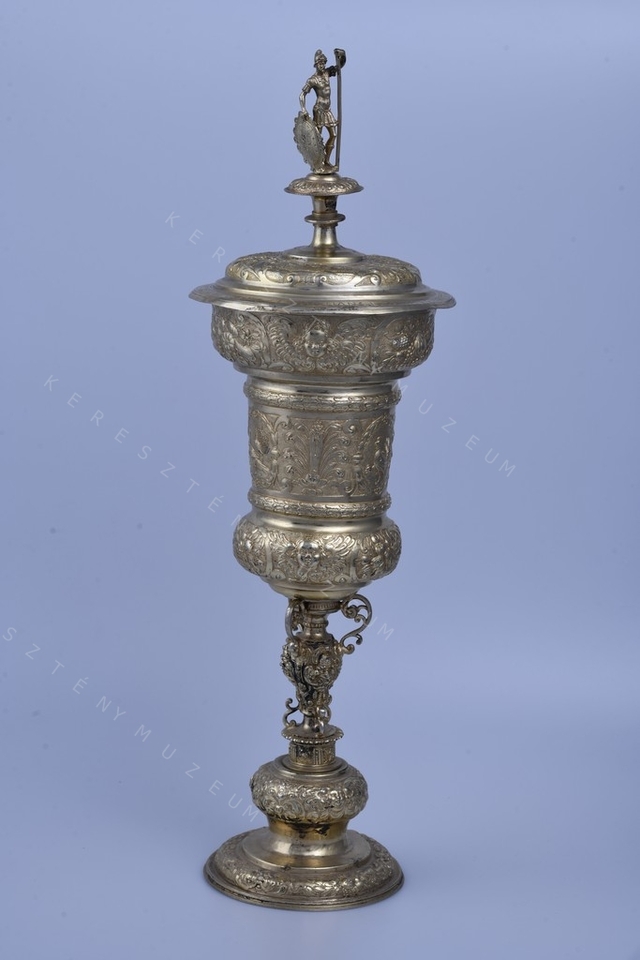 Standing cup with cover