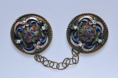 Ornamental fastening for a mente