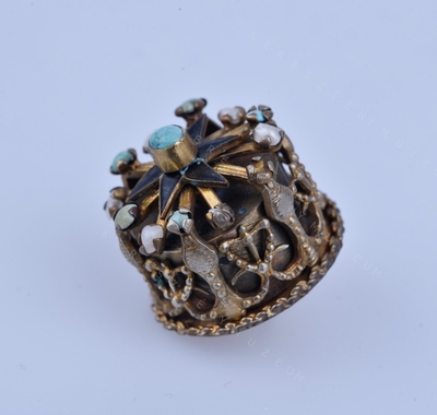 Decorative button for mente