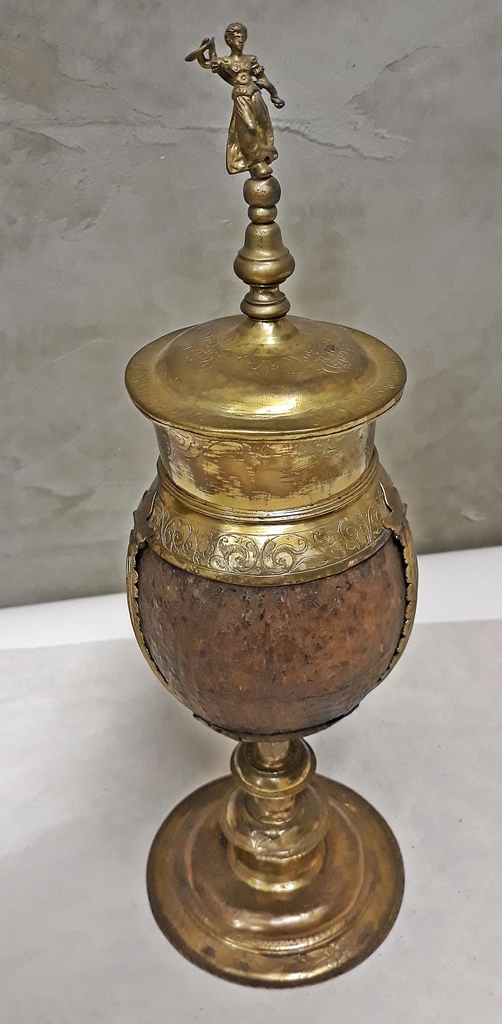 Standing cup with cover, and coconut shell
