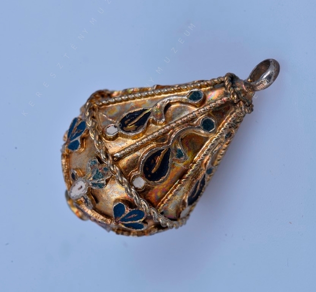 Decorative button for mente