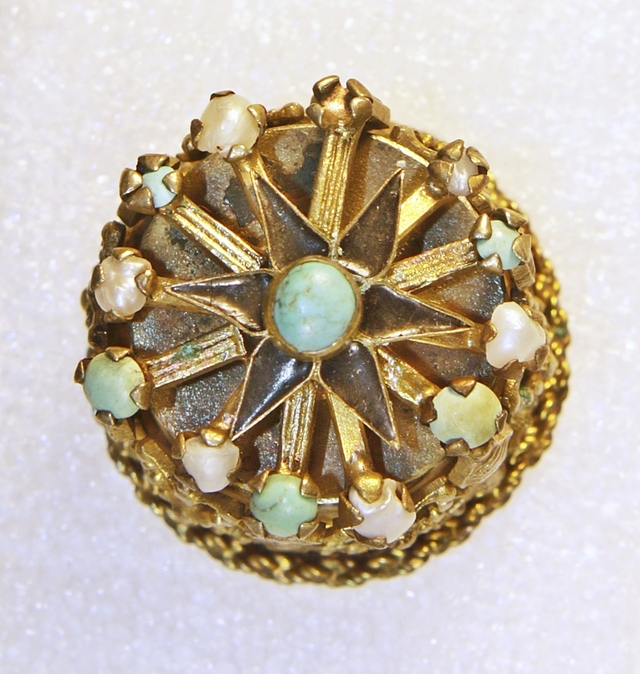Decorative button for mente