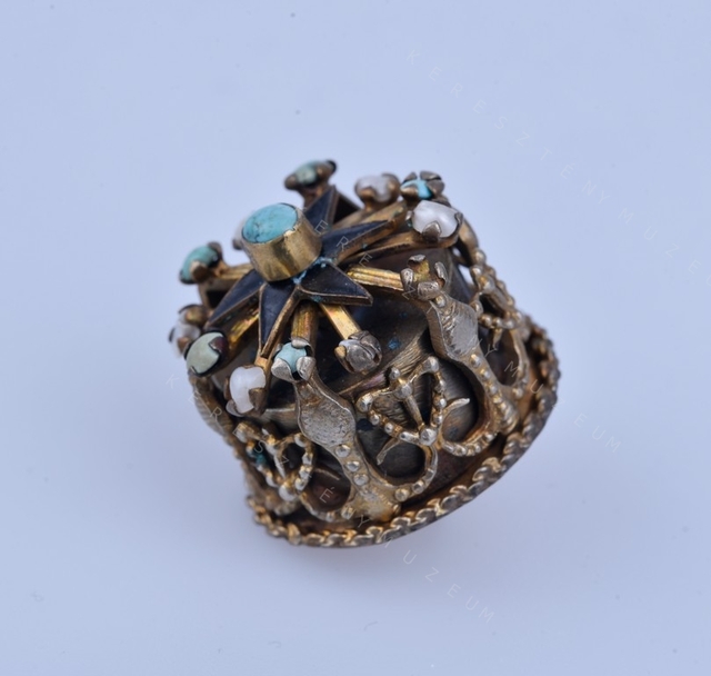 Decorative button for mente