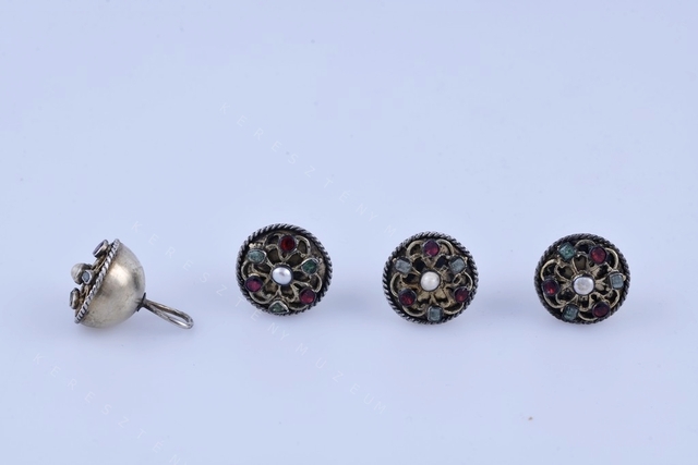 Buttons for a mente 
